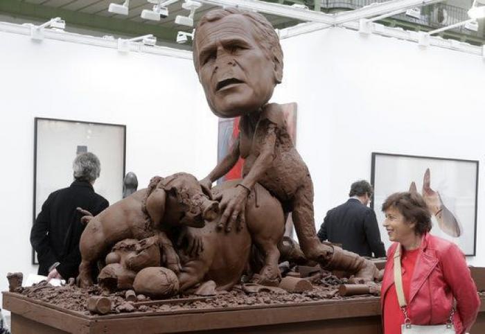 ¿Árbol de Navidad o juguete sexual anal? La polémica escultura de París (FOTOS)