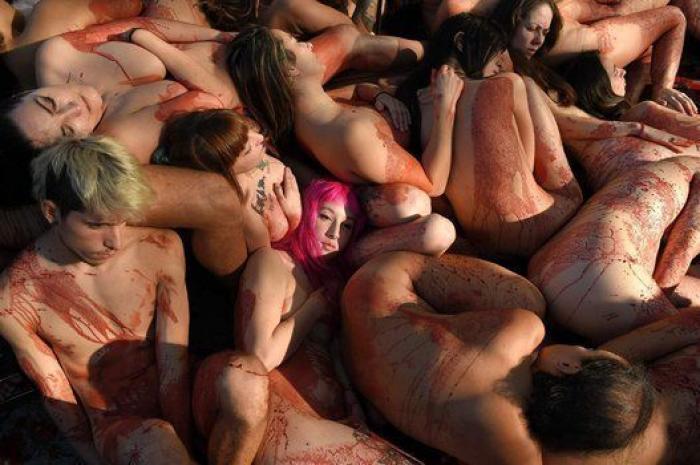 Un grupo de activistas se desnuda en Barcelona contra la ropa hecha de piel animal