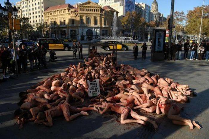 Un grupo de activistas se desnuda en Barcelona contra la ropa hecha de piel animal