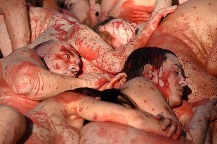 Un grupo de activistas se desnuda en Barcelona contra la ropa hecha de piel animal