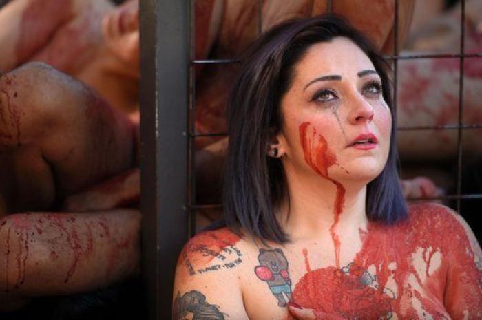 Un grupo de activistas se desnuda en Barcelona contra la ropa hecha de piel animal