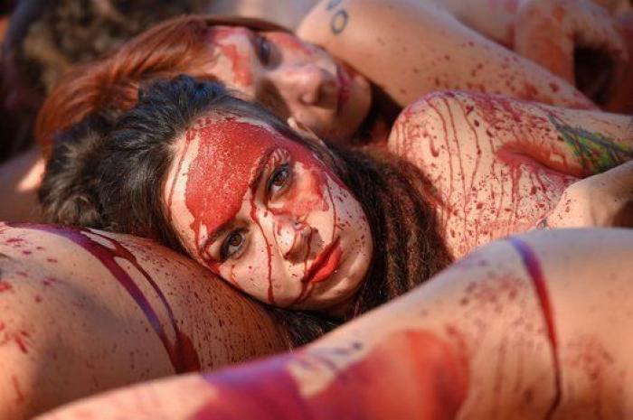 Un grupo de activistas se desnuda en Barcelona contra la ropa hecha de piel animal
