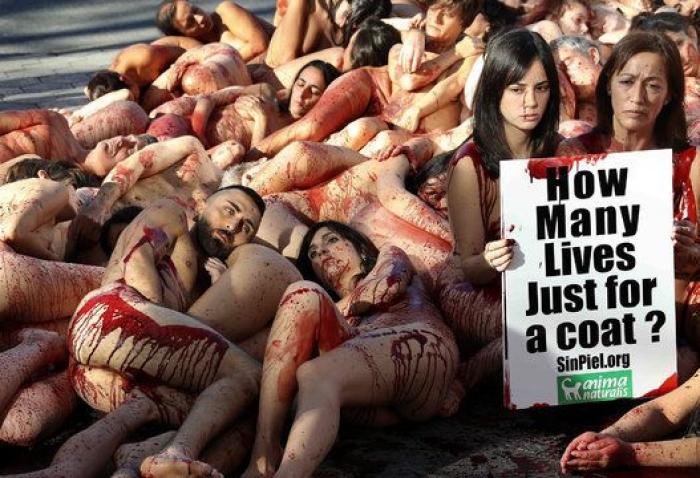 Un grupo de activistas se desnuda en Barcelona contra la ropa hecha de piel animal