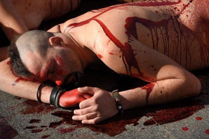 Un grupo de activistas se desnuda en Barcelona contra la ropa hecha de piel animal