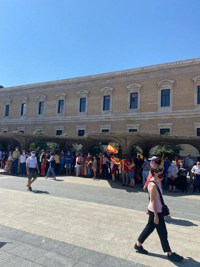 Casado no pisa la plaza de Colón y evita cruzarse con Abascal