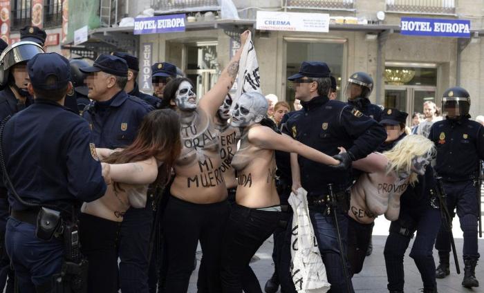 Marine Le Pen dice que las activistas de Femen son "una secta de histéricas de izquierdas"