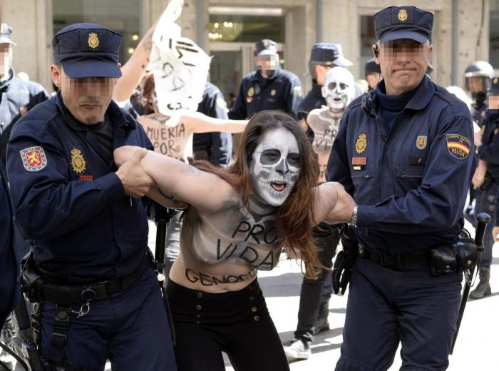 Marine Le Pen dice que las activistas de Femen son "una secta de histéricas de izquierdas"