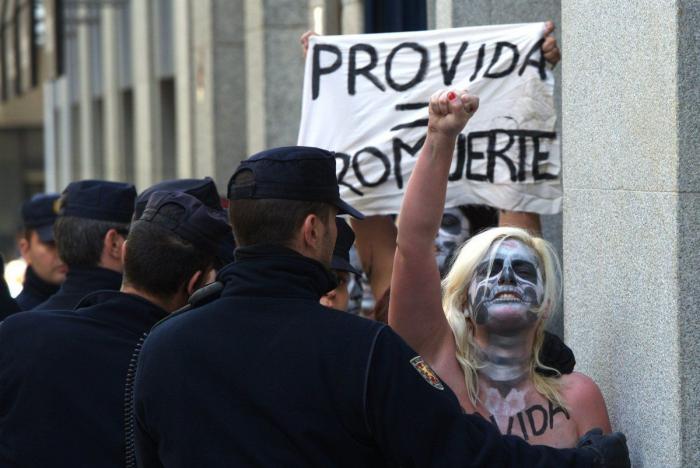 Marine Le Pen dice que las activistas de Femen son "una secta de histéricas de izquierdas"