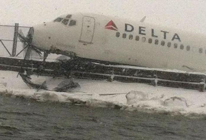 Un avión de Delta Airlines se sale de la pista y cierra el aeropuerto de LaGuardia en Nueva York