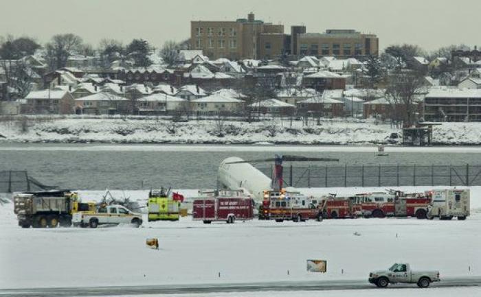 Un avión de Delta Airlines se sale de la pista y cierra el aeropuerto de LaGuardia en Nueva York