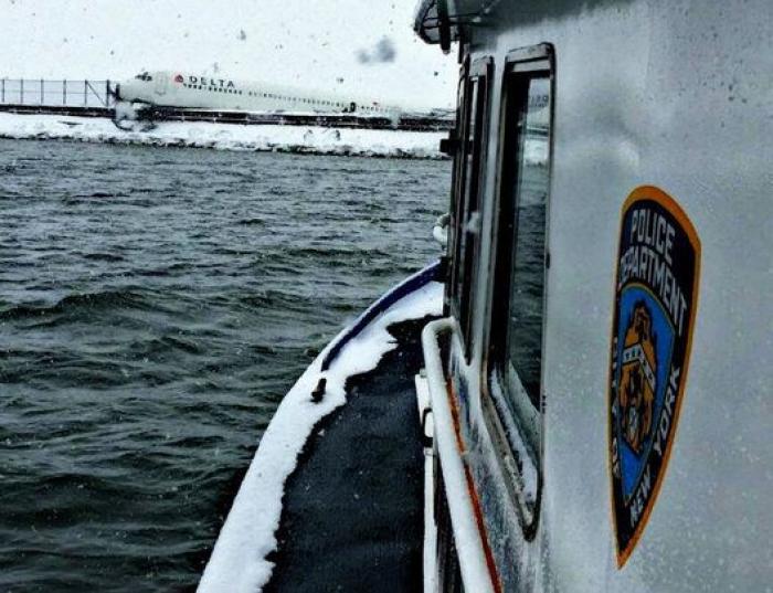 Un avión de Delta Airlines se sale de la pista y cierra el aeropuerto de LaGuardia en Nueva York