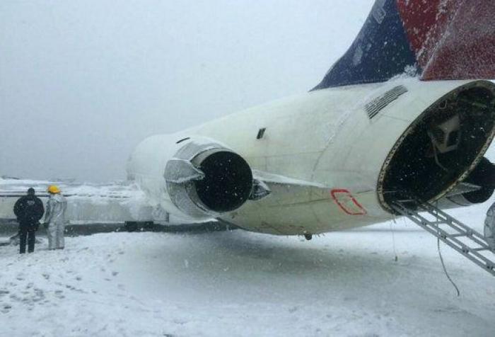 Un avión de Delta Airlines se sale de la pista y cierra el aeropuerto de LaGuardia en Nueva York