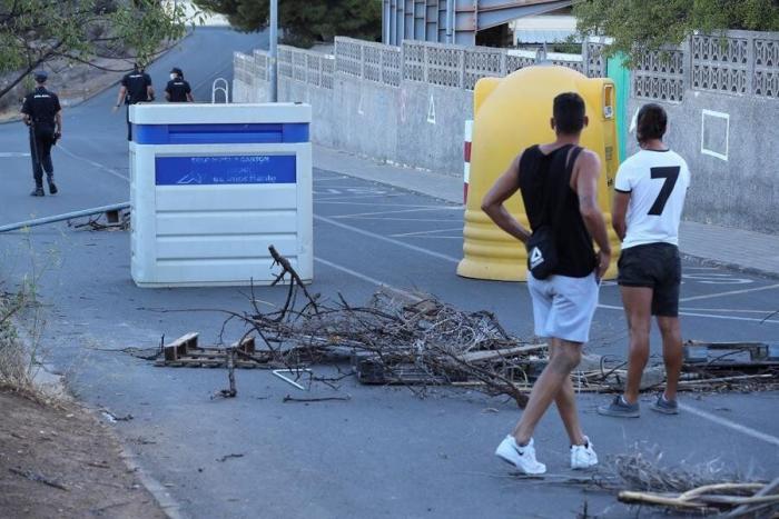Barricadas en Gran Canaria para evitar el alojamiento de migrantes en cuarentena