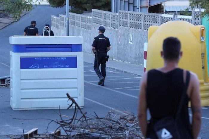 Barricadas en Gran Canaria para evitar el alojamiento de migrantes en cuarentena