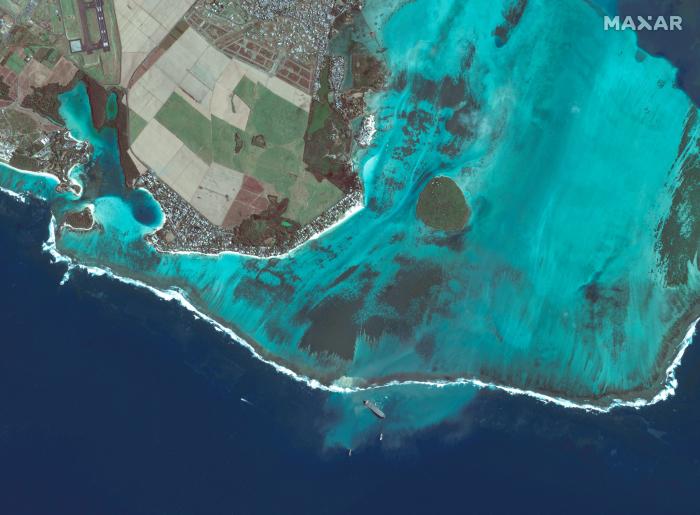 Una enorme mancha de petróleo que amenaza las paradisíacas playas de Mauricio