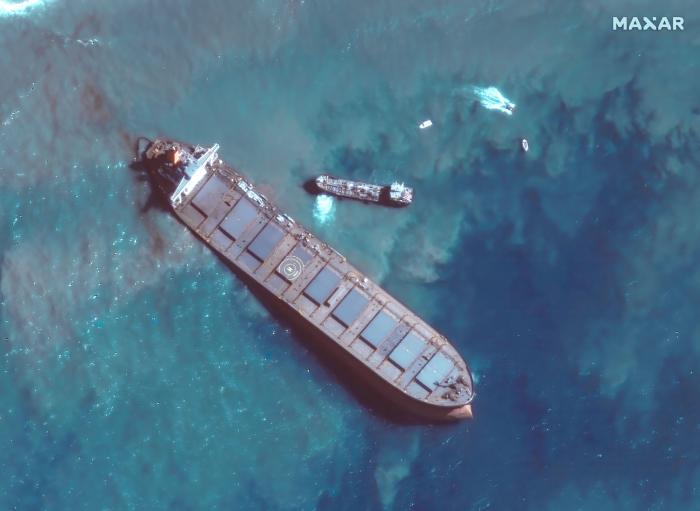 Una enorme mancha de petróleo que amenaza las paradisíacas playas de Mauricio