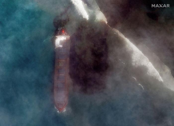 Una enorme mancha de petróleo que amenaza las paradisíacas playas de Mauricio