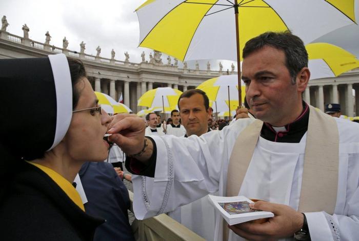 Las imágenes más llamativas de la ceremonia de canonización de Juan XXIII y Juan Pablo II (FOTOS)