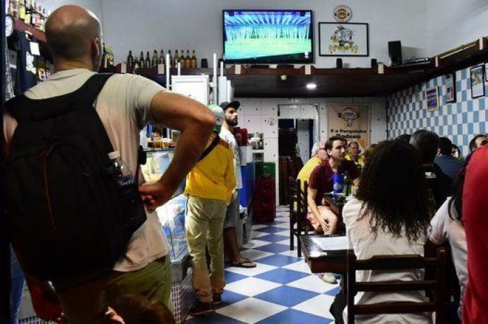 Estas fotos de Río muestran el fuerte contraste de la vida dentro y fuera del estadio olímpico