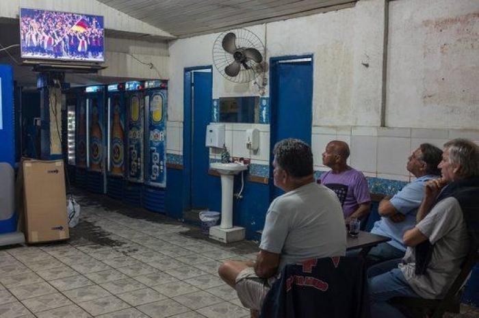 Estas fotos de Río muestran el fuerte contraste de la vida dentro y fuera del estadio olímpico
