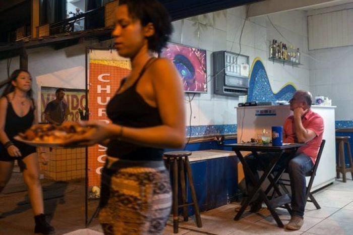 Estas fotos de Río muestran el fuerte contraste de la vida dentro y fuera del estadio olímpico