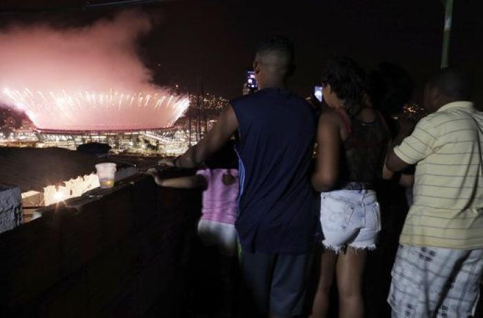 Estas fotos de Río muestran el fuerte contraste de la vida dentro y fuera del estadio olímpico