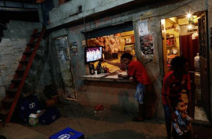 Estas fotos de Río muestran el fuerte contraste de la vida dentro y fuera del estadio olímpico