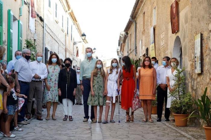 Varios enfermeros, extrañados con el vendaje de la infanta Sofía en estas fotos