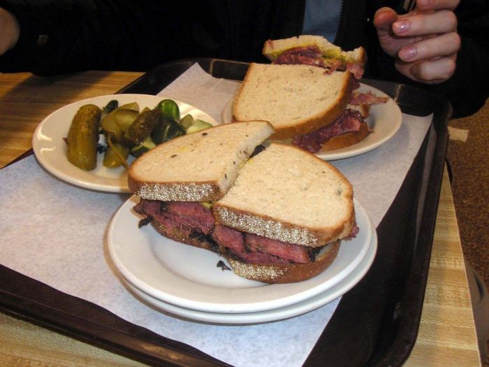 Esta conversación de WhatsApp de un hostelero que busca trabajadores indigna en Twitter