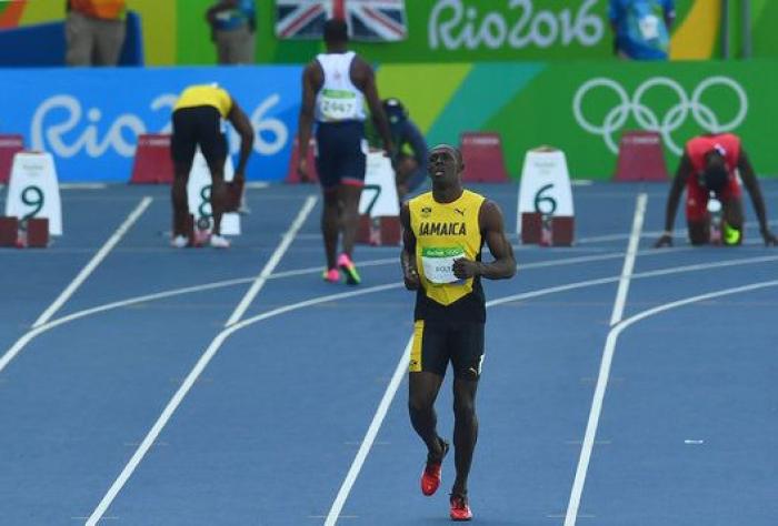 Bolt no de pie a la sopresa en su primera carrera en Río