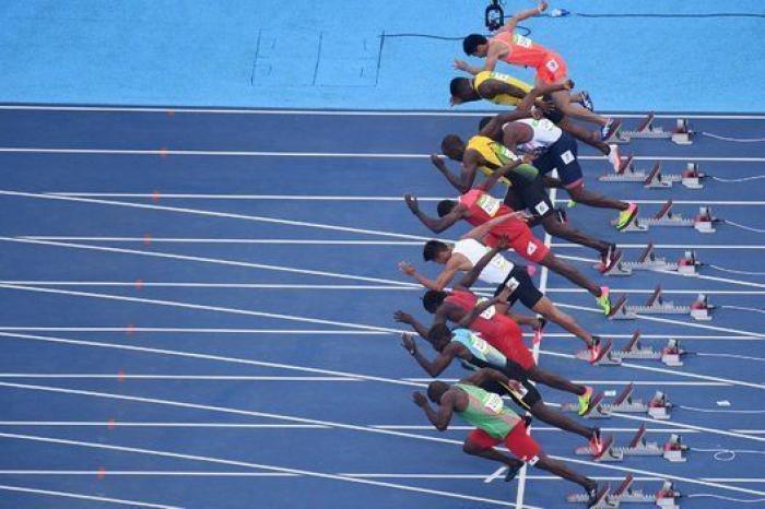 Bolt no de pie a la sopresa en su primera carrera en Río