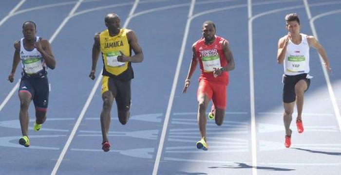 Bolt no de pie a la sopresa en su primera carrera en Río