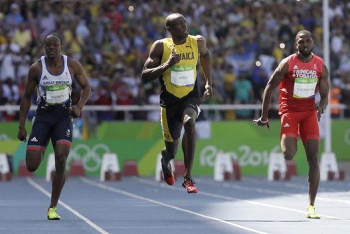 Bolt no de pie a la sopresa en su primera carrera en Río