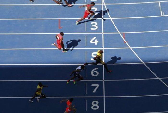 Bolt no de pie a la sopresa en su primera carrera en Río