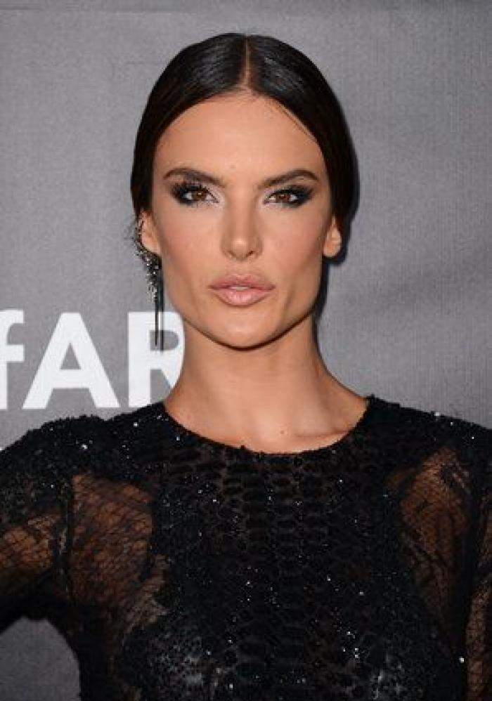 Rihanna vs. Miley Cyrus: los vestidos más impresionantes y 'aireados'