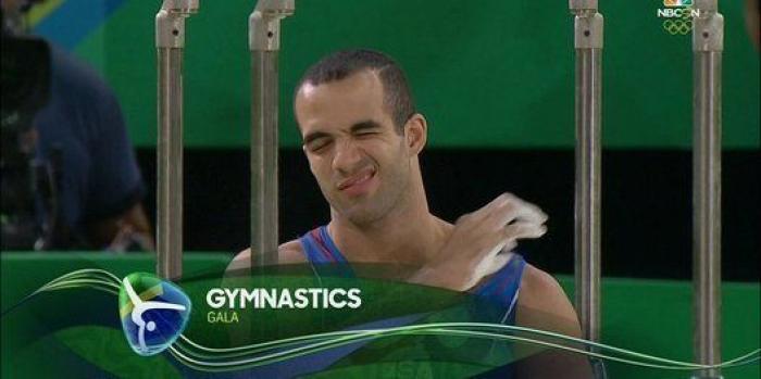 La razón por la que este gimnasta se quitó la camiseta antes de competir