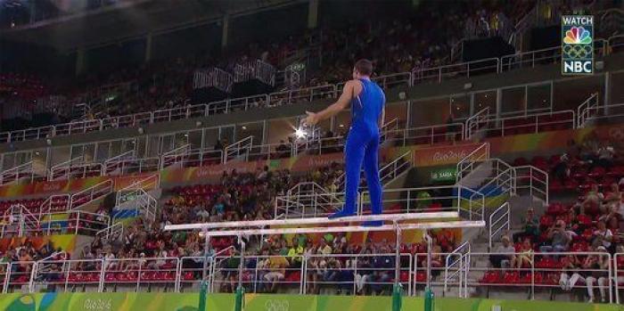 La razón por la que este gimnasta se quitó la camiseta antes de competir