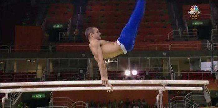 La razón por la que este gimnasta se quitó la camiseta antes de competir