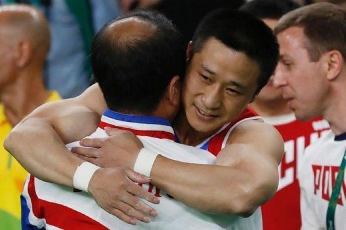 Le llaman 'el atleta más triste de los Juegos' tras celebrar así su oro en gimnasia