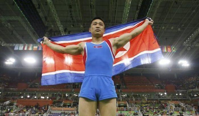 Le llaman 'el atleta más triste de los Juegos' tras celebrar así su oro en gimnasia