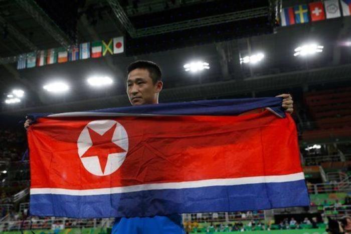 Le llaman 'el atleta más triste de los Juegos' tras celebrar así su oro en gimnasia