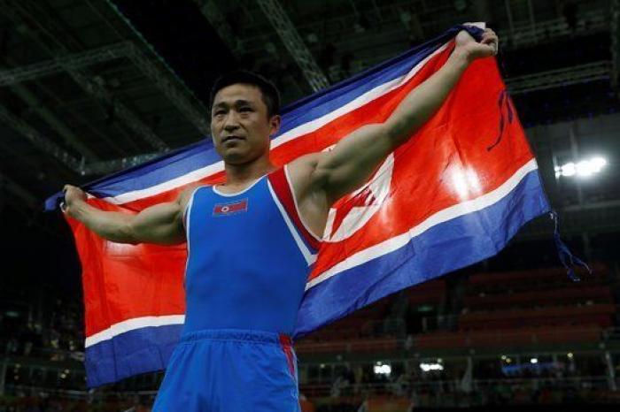 Le llaman 'el atleta más triste de los Juegos' tras celebrar así su oro en gimnasia