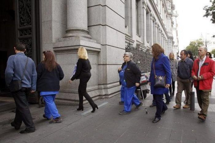 Colas en el Banco de España en el penúltimo día para canjear pesetas por euros