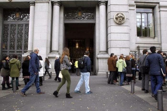 Colas en el Banco de España en el penúltimo día para canjear pesetas por euros