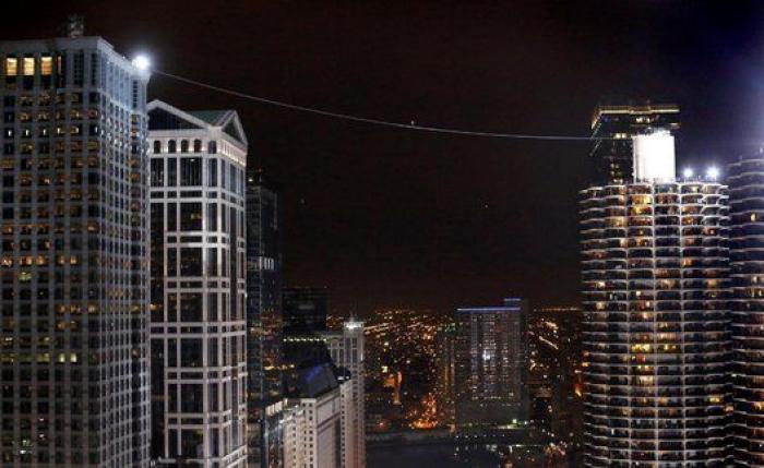 El equilibrista estadounidense Nik Wallenda camina sobre Chicago (FOTOS, VÍDEO)