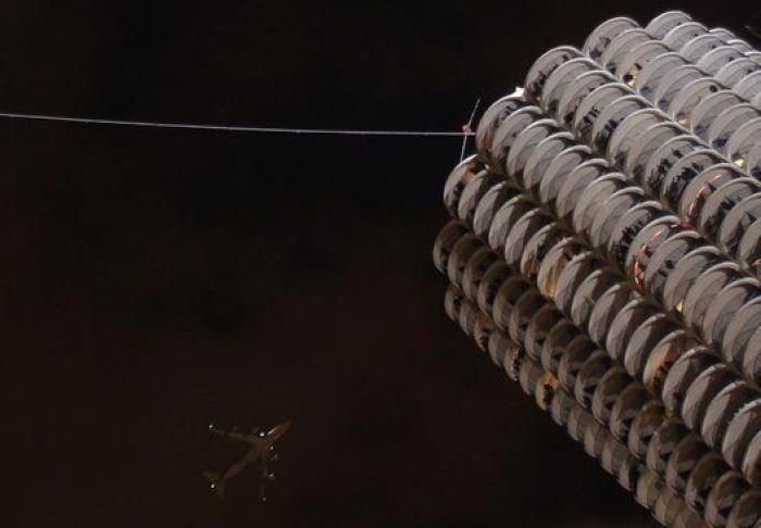 El equilibrista estadounidense Nik Wallenda camina sobre Chicago (FOTOS, VÍDEO)