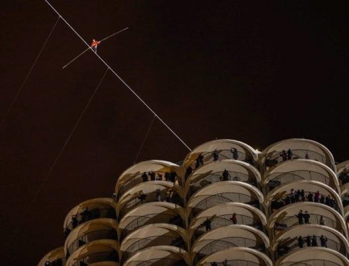 El equilibrista estadounidense Nik Wallenda camina sobre Chicago (FOTOS, VÍDEO)