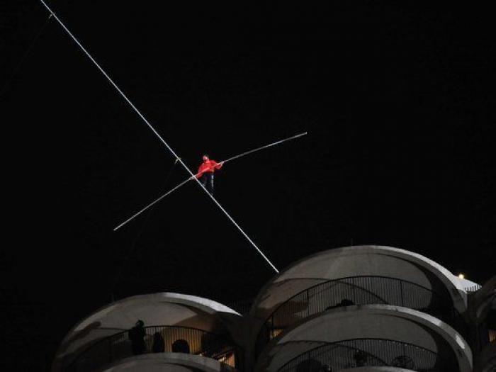 El equilibrista estadounidense Nik Wallenda camina sobre Chicago (FOTOS, VÍDEO)