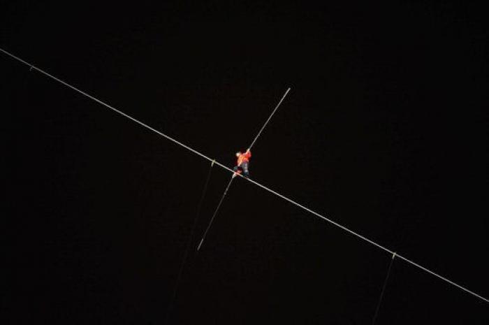 El equilibrista estadounidense Nik Wallenda camina sobre Chicago (FOTOS, VÍDEO)