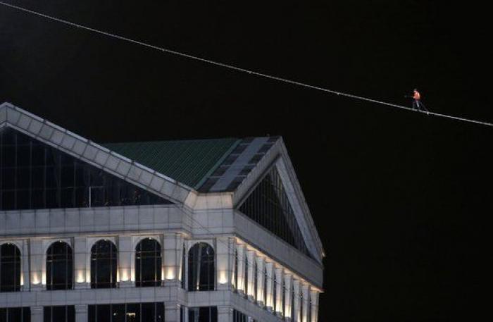 El equilibrista estadounidense Nik Wallenda camina sobre Chicago (FOTOS, VÍDEO)